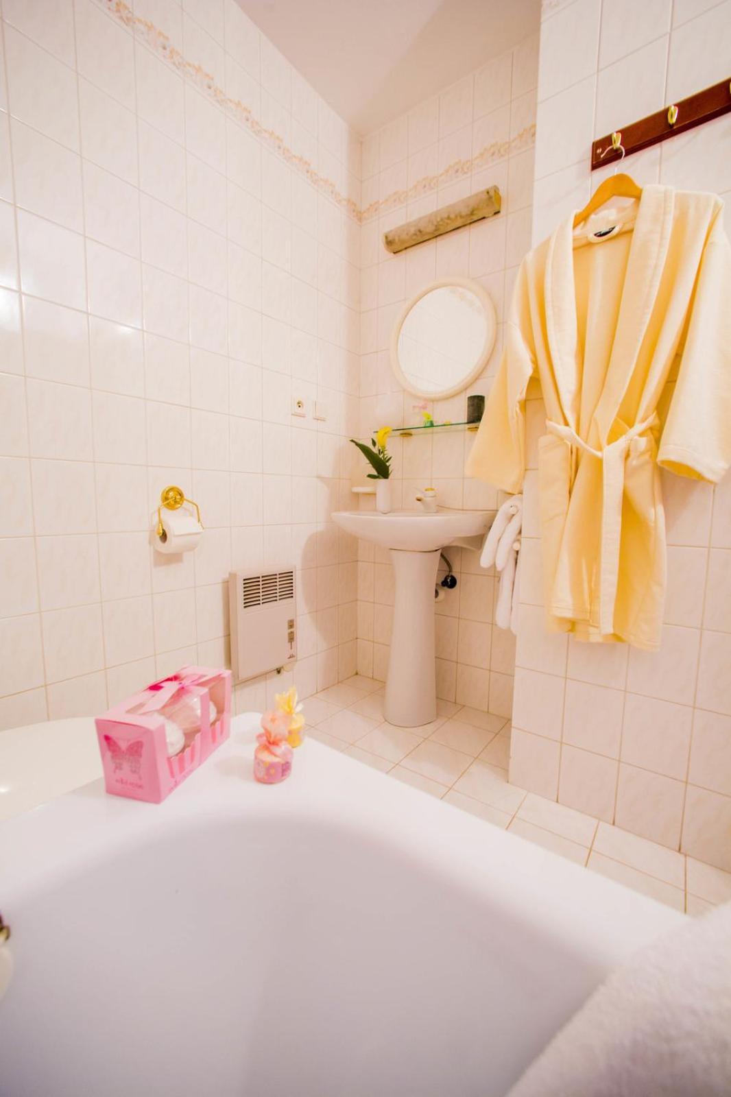 Hotel Veba Броумов Екстер'єр фото