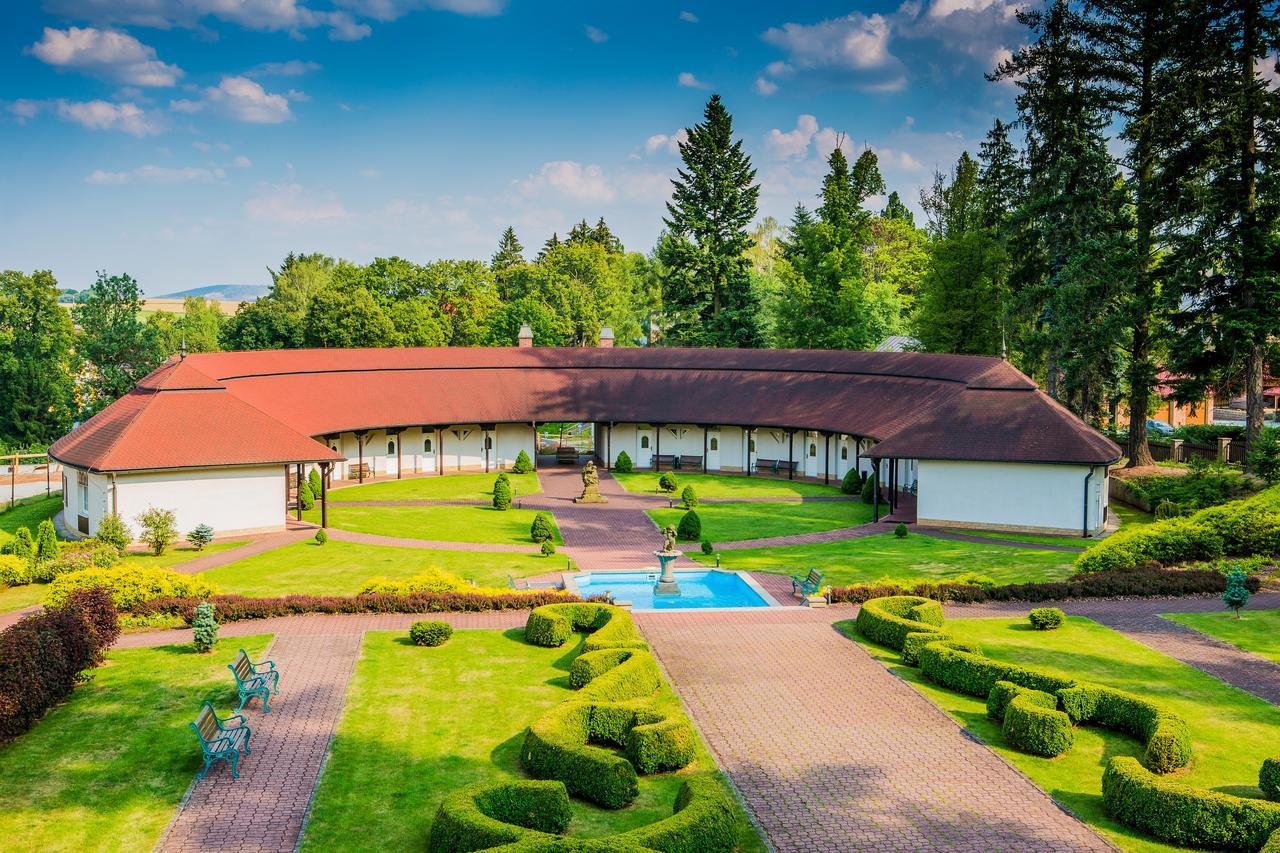 Hotel Veba Броумов Екстер'єр фото