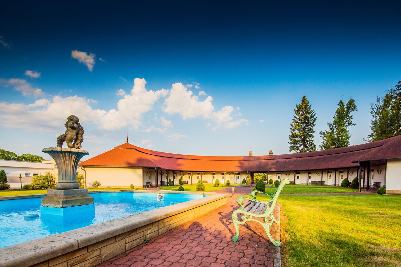 Hotel Veba Броумов Екстер'єр фото