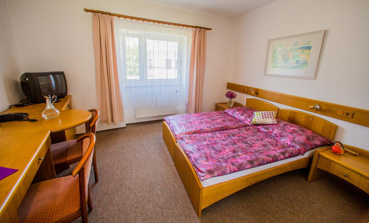 Hotel Veba Броумов Екстер'єр фото