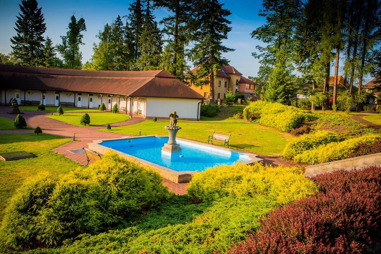 Hotel Veba Броумов Екстер'єр фото